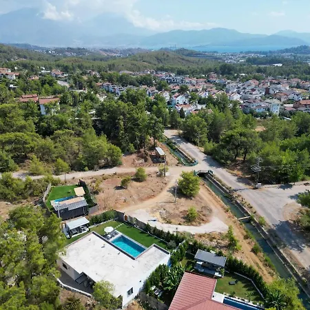 Genis Aileler Icin Korunakli Villa